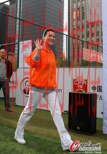 佩兰辅导小学生训练 形象大使谭晶同互动