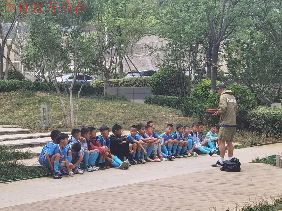 第三届亚足联青少年会议暨颁奖典礼在吉隆坡举行,山东鲁能泰山足球学校获得年度青训学院奖,徐根宝获年度青训教练特别贡献奖 第三届亚足联青少年会议暨颁奖典礼在吉隆坡举行,山东鲁能泰山足球学校获得年度青训学院奖,徐根宝获年度青训教练特别贡献奖